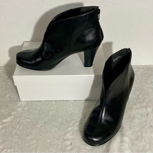 AEROSOLES Shoes - Aerosoles Gum Drop Black Faux Leather Ankle Booties Women’s Size 9.5M